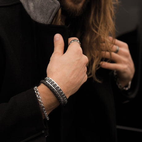Veja porque as pulseiras de couro e de prata são tão populares entre os homens